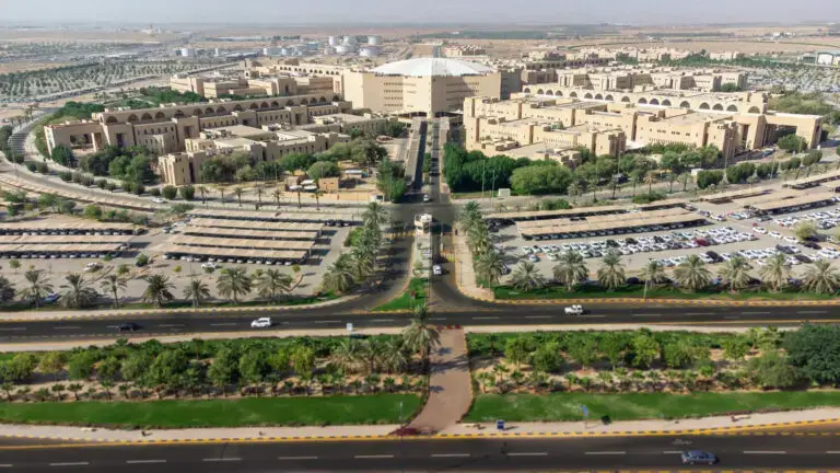 صورة جوية لجامعة الحرم الجامعي الحرم الجامعي بمساحة واسعة بمبانيه ذات الألوان، وساحات انتظار السيارات، وأشجار النخيل، والطرق المبتكرة فقط وسط منطقة المحيط الهادئ. هذه الرئاسات الخالدة دور الجامعة في دعم الكراسي البحثية للكاتبة.