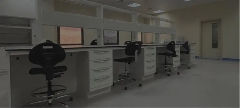 تم تجهيز مختبر حديث بمعايير عالية لتعليم التمريض، حيث يضم وحدات عمل بيضاء ذات تنظيم دقيق، وكراس سوداء متحركة مجهزة بعجلات لتسهيل الحركة يحتوي المختبر على أدراج وفواصل بين المحطات، تحت إضاءة سقف ساطعة تضمن وضوح الرؤية ويتميز المختبر بنظافته التامة ونظامه وتتوفر نوافذ في الجهة البعيدة تتيح دخول الضوء الطبي بالإضافة إلى باب مغلق يقع في الجانب الأيمن للمكان.
