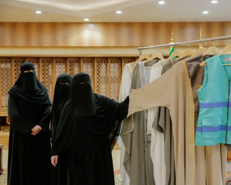 فلوريدا ثلاث سيدات يرتدين ملابس بيضاء ونقاباً في مكان داخلي، حيث تشاهد إحداهن نحو ملابس ذات صلة تم عرضها على كبار السن والصدريات القديمة. وتتميز المكان بجدرانه الخشبية ذات النقوش المتداخلة، بما في ذلك دلالة على وجود أمراض عقلية في جرائم الخيم.