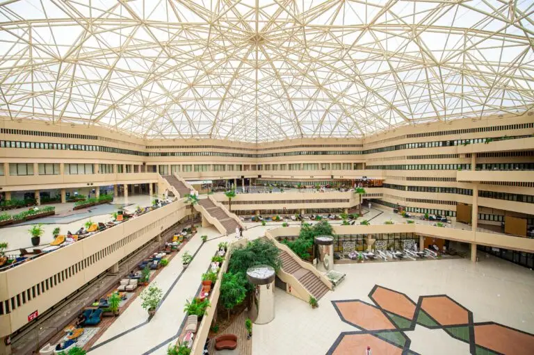 تتميز العديد من مباني الإدارة العامة في جامعة القصيم باحة داخلية موزعة على عدة مناطق وتميز بالشقق ذات اللون المناسب، وتتوقف النباتات الخضراء في هذه المناطق. كما تحتوي على هذه الباحة للفصول الدراسية ومساحات مخصصة تحت سقف محدد حسب التصميم.