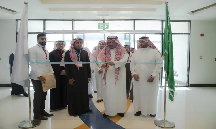 الاتصال مجموعة من الرجال مرتدين الغترة أو الشماغ السعودي مع العقال والبشت السعودي في حفل تدشين رسمي مغلقة، وذلك بمناسبة افتتاح ندوة البحث الصيدلي في جامعة القصيم. لا أحد يحضر الشريط إيذاناً ببدء الفعالية، في حين يتابع باقي المشاركين مجريات خاصة، ليصبح على منصة العرض رايتان ترمزان إلى الهدف والمكان.
