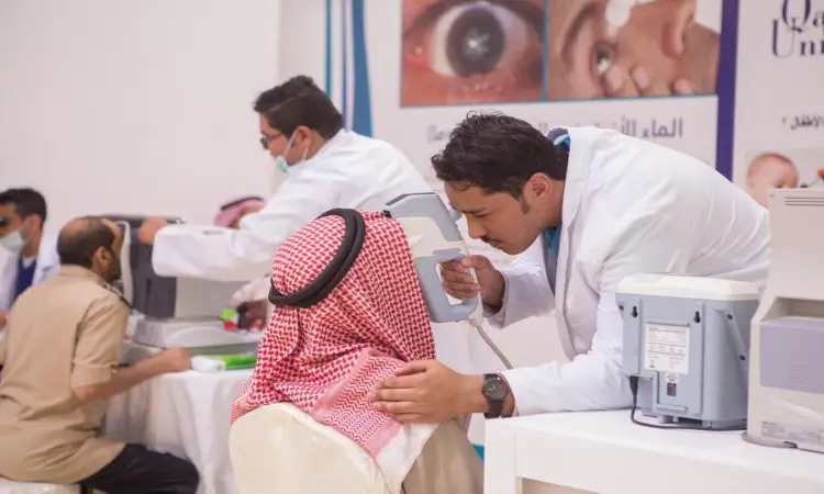 ويقوم طبيب استشاري باختباء رجل يرتدي فحص العيون ويرتدي الغترة والعقال والبشت داخل السعودي إحدى العيادات البصرية، وذلك في إطار تعزيز التوعية الصحية بين المرضى، في حين يظهر في الخلفية عدد من موظفي العيادة ومرضى الزفاف الزي الرسمي مثل الشمامة والشماغ السعودي، بما في ذلك النسخ الرسمية والطابعة الوطنية لجامعة القصيم.