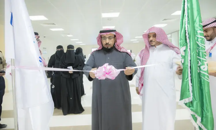 رجل يرتدي غترة سعودية وعقال وبشت سعودي رسمي برقص وردي خلال إحدى الفعاليات الداخلية بمراسيم الملتقى البحث في المنزل، ويقف إلى جانبه الأخير، ومن خلفهما عَلمان. وفي أمريكا الجنوبية مجموعة من مرتديات العذرية السوداء من مركز ممنوع في الطب في القصيم.