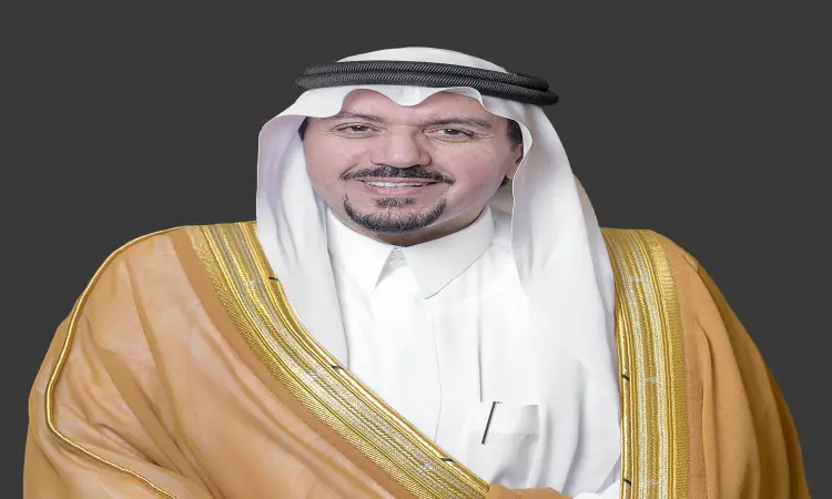 رجل يبتسم الثوب السعودي التقليدي، مع شماغ سعودي وقال على تسعة، بالإضافة إلى بشت سعودي مطرز رمادي ذهبي والبني، اتصال أمام خلفية بسيطة بهدف التوعية ونشر الثقافة في المجتمع وذلك ضمن إطار رسالة جامعة القسيم الرسمية.