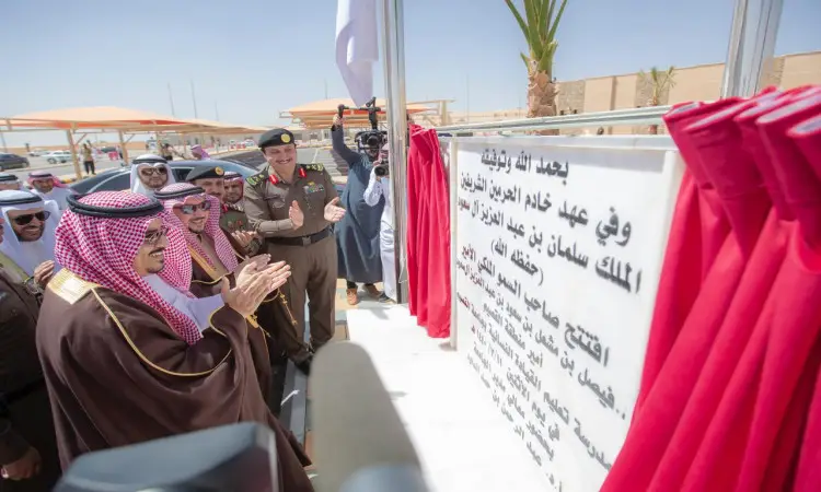 اجتمع عدد من أعضاء الفريق السعوديين، مرتدين الغترة والشماخ والعقال والبشتاء السعودي الرسمي، في مكان خارجي حيث تتسع صاحب السمو أمير منطقة القصيم بإزاحة الستارة عن لوحة تحمل نصاً باللغة العربية. وقد قام بالحضور بالتصفيق ترحيباً وابتساماتهم تعلو وجوههم، بينما أطرت الستارة الحمراء. وظهرت مدينة النخيل ومدرسة الجامعة بتخطيط الهندسة البيئية.
