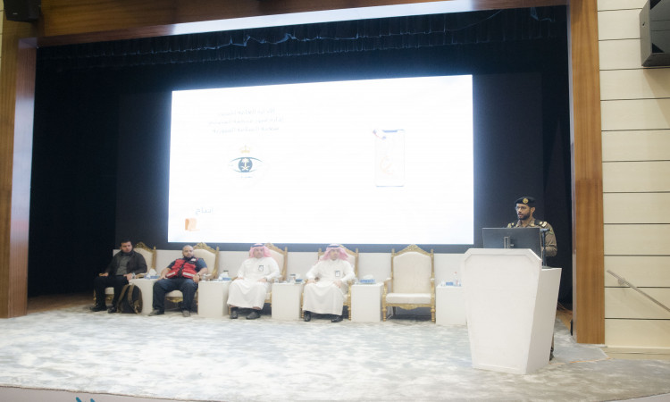 اجتماعا بالزي الرسمي مرتديا الغترة والعقال على منصة الخطابة فوق المسرح، مجسماً هيبة المستهدفة خلال مخاطبته الحضور في جامعة القصيم. وشارك في الندوة أربعة من المتعاقبين، ومن بينهم رجال تأخروا الشماغ والعقال والبشت السعودي التقليدي. تركتز حلقة نقاش حول التوعية المرورية، في حين تم التقاط شاشة كبيرة خلفهم نصوصاً وصوراً دعماً لموضوع اللقاء.