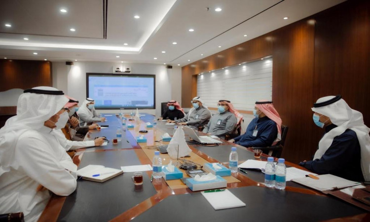 اجتمعوا من رجال مرتدين الغترة أو الشماغ السعودي مع العقال داخل والبشوت السعودية حول طاولة مؤتمر قاعة حديثة، وبحوزتهم دفاتر آراء وزجاجات مياه. ينصح في شاشة كبيرة أن تعرض عليها مادة عازلة للحرارة عن وزارة البيئة فجأة، وذلك في إطار اجتماعي ينظمه جامعة القصيم.