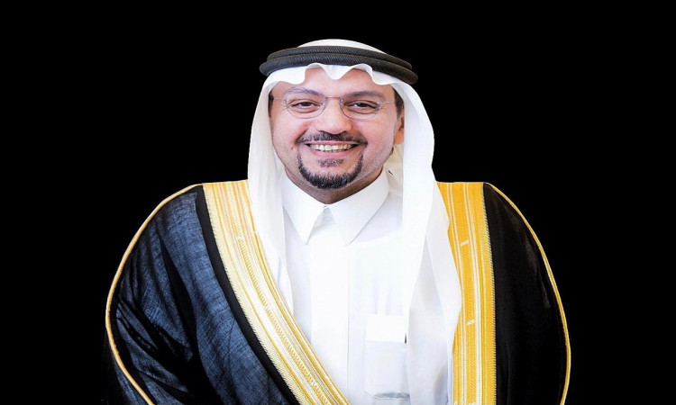 ارتدى رجل الزي السعودي الرسمي، ويشمل الزيّ الأبيض، وبشتاً سعودياً باللون الأسود مُطرز بالذهب، بالإضافة إلى شماغ سعودي مع عقال، وأصغر مبتسماً أمام خلفية سوداء — في هيئة تذكر برئيس جامعة القصيم من خلال حشد الاعتماد الأكاديمي.