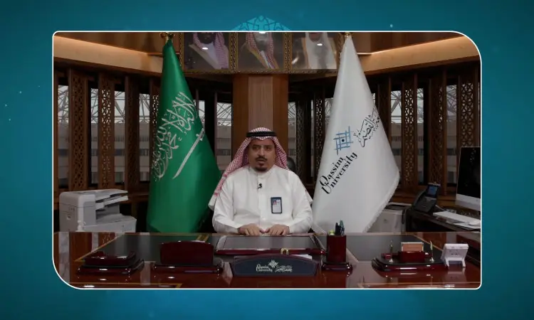 مطلوب رجل يرتدي البشتاء السعودي مع الغترة والعقال إلى مكتب مكتب رسمي ذي جدران خشبية، وخلفه يرفرف علم المملكة العربية السعودية إلى جانب راية بيضاء. يوصي بالوثائق المكتبية الصارمة بالدراسات الحديثة وتفسير النص القرآني، حيث أنه يستعد للمشاركة في مؤتمر أكاديمي لتنظيمه جامعة القصيم.