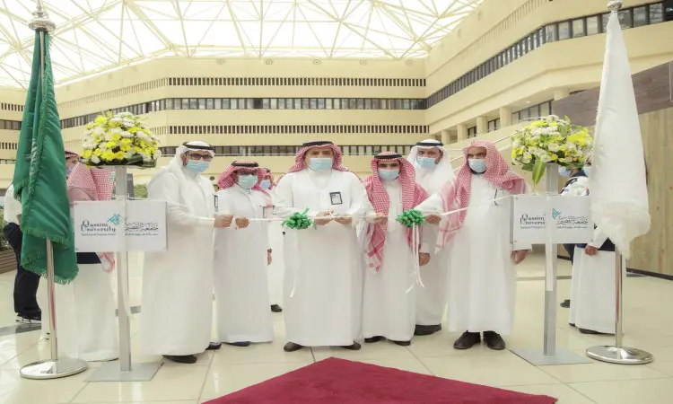 مجموعة من الرجال الحاضرين الغترة أو الشماغ والعقال والبشت السعودي ويضعون الكمامات الرياضية، يشاركون في مراسم افتتاح حملة "واعي" بقص الشريط داخل إحدى الأجنحة. يحيط بهم تنسيق من الزهور ورايات توعوية عن الأضرار الناجمة عن المخدرات، وتم تحضيرها ليسار الصورة راية المملكة العربية السعودية.