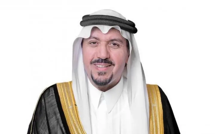 رجل يرتدي الثوب السعودي التقليدي، مع غترة سعودية بيضاء مثبتة بعقال أسود، ويضع على كتفيه بشتاً سعودياً أسود والذهبي، لكن مبتسماً أمام خلفية بيضاء بسيطة، في صورة احترام أمير منطقة القصيم.