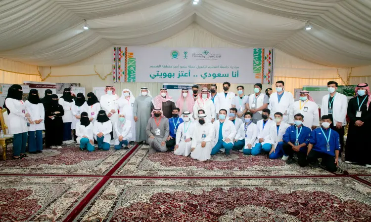 وتظهر في الصورة جمع كبير من الرجال، وأتت العديد منهم مرتدين والزي الطبي والأقنعة الواقية، وأخيراً صورة جماعية داخل خيمة مزينة للسيدات وشعارات عربية في جناح الجامعة في القصيم عبر شرق في مهرجان ربيع بريدة. كما أن بعض الرجال هم المسؤولون عن البشتاء السعودي ويتزينون بالشماع أو العقال والغترة السعودية، بينما يرتدي عدد من النساء العباءات والجاب بشكل رسمي يتبع بمكانة الجامعة ومناسبات المنطقة.