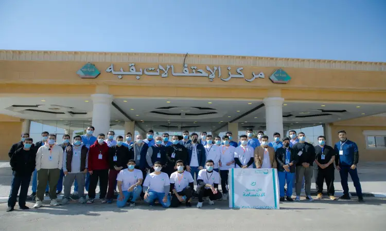 لقد جمع كبير من الناس أمام مبنى العجزة في مركز العجزة، حيث ظهر عدد من المشاركين وهم ينتظرون الثياب السعودية الرسمية، من اغترة وشماغ وقال وبشت سعودي. يرتدي منهم قمصانا بيضاء بينما تظهر بآكروس تحمل بطاقات تعريفية. وعلى فعالية تحسين المكان لا تشير إلى فعالية تنظيم قوافل طب الأسنان في القصيم.