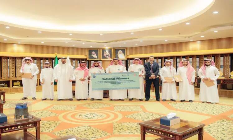 اجتماع مجموعة من الرجال مرتدين الغترة أو الشماغ والعقال، والبشت السعودي، بالإضافة إلى جانبهم فهناك البدل الرسمي، وذلك في قاعة فخمة داخل جامعة القصيم. مؤتمرون المجتمعون وكُتب عليهم "الفائزون الوطنيون" في مسابقة الابتكار المبدعين، وتحديد أصحاب المشاريع التقديرية. وتزين الجدار الأمامي للقتال صور القائدة القيادية البارزة.