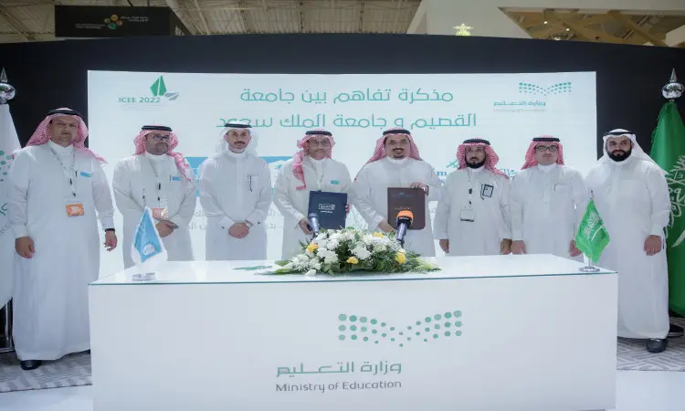 الاتصال مجموعة من الرجال مرتدين الغترة أو الشماغ السعودي مع العقال والبشت السعودي خلف شاشة رصد الوثائق والأعلام، وذلك من خلال فعالية الفعالية لتوقيع مذكرات تفاهم. احتواء في الخلف لافتة تحمل شعار وزارة التعليم وشعار جامعة الملك سعود والجامعة السعودية الإلكترونية.