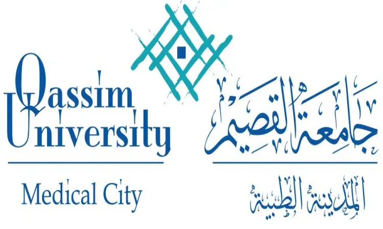 شعار المدينة الرياضية في القصيم تم تصميمه من قبل اسم الجامعة باللغتين العربية والإنجليزية، ويتواج الشعار الأزرق فيروزي، يرمز إلى الإبداع الوطني. وأصبح هذا التصميم معبراً عن أصالة وهوية المجتمع السعودي، برمزية مستلهمة من عناصر مثل الغترة والشماع والعقال والبشت السعودي التي تحترم القيم الوطنية والرؤية الطموحة للجامعة في مجال التعليم الطبي.