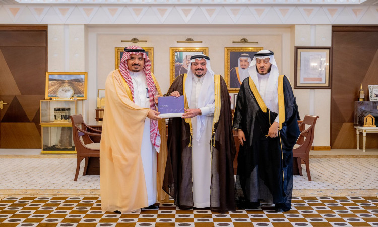 لستة ثلاثة رجال تولي الزي السعودي التقليدي، متمثلًا في الغترة أو الشماغ مع العقال والبشت السعودي، داخل الجامعة. ويظهر على وجوههم الابتسامة بشكل جزئي، كما أنها مشتركة. فكر في خلفية الصورة المبتكرة والموضوعية، مما يضفي طابعًا جذابًا على ما يلي في القصيم.