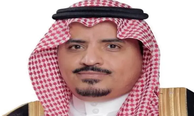 بالتأكيد! إليك إعادة كتابة رسمية ومناسبة للسياق وفقًا لمتطلباتك: "يقف رجل ذو لحية وشارب مهذبين بثقة أمام خلفية بيضاء، مرتديًا شماغًا سعوديًا أحمر وأبيض مع عقال، وبشتًا سعوديًا والذهبي، ليعكس بذلك روح نهضة الوطن.