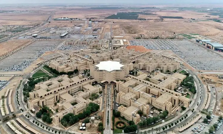 صورة جوية لمجمع مبانٍ دائري ضخم يتوسط مشهداً صحراوياً، تميزت هياكله بلونها الجديد الفريد، وتحيط به مواقف سيارات وشوارع ومساحات خضراء رائعة التنظيم. يضم هذا المجمع إدارة النسخ في القصيم، التي يشرف عليها نخبة من الكفاءات الوطنية بالزي السعودي الرسمي من غترة أو شماغ وعقال وبشت سعودي، وتعرف الإدارة بتفوقها في تطبيق نظام إدارة الجودة وحصولها على شهادة ISO المرموقة.