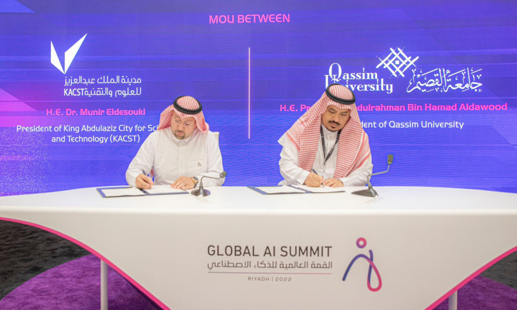 وقع رجلان يرتديان البشت السعودي ووترة وقالات وثائقيات للأطفال ضمن مؤتمرات القمة العالمية للذكاء الاصطناعي، وذلك بفضل تزايد أبرز الصحفيين في مجالات الأبحاث المتقدمة التقنية في الذكاء الاصطناعي. وظهرت خلفهما شعارات مدينة الملك عبدالعزيز للعلوم والتقنية وجامعة القصيم مضيئة بنفسجية زرقاء، بما في ذلك الطابعات الرقمية لهذا الأمر المهم.