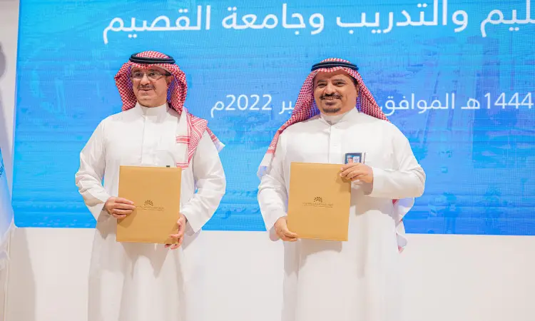 رجل اللتان بجانبا المجموعة مرتديين الزي السعودي الرسمي المكون من الثوب الأبيض، والشماغ السعودي الأحمر مع العقال، ويضفي كلكم على مظهره وقار البشت السعودي. ويظهر على وجهيهما ابتسامة مع مرور الوقت على ملفات ثابتة اللون بين أيديهما. في تقليد شاشة العرض الزرقاء تحمل نصاً باللغة العربية يبرز الاعتمادات البرامجية من الهيئة التعليمية التعليمية المتميزة وذلك ضمن فعاليات جامعة القصيم الرسمية.