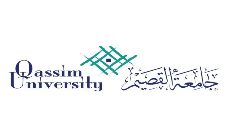 عصر شعار جامعة القصيم، الذي يضم اسم الجامعة باللغتين العربية والإنجليزية إلى جانب تصميم هندسي مع الأخضر وزرقاء، هوية الشباب تعرب عن التزامها بالابتكار والتعاون. وتعزز الجامعة من حضورها الأكاديميين والعلميين والعديد من براءات الاختراع في مجالات متنوعة مثل تحلية المياه. ويجسد الشماغ السعودي أو الغترة مع العقال والبشت السعودي في المناسبات الرسمية مكانة الجامعة واعتزازها بقيمنا الوطنية وثقافتنا الأصيلة.