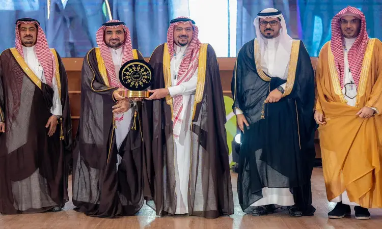Five men are dressed in Saudi uniforms on the wood of the Times. In the center is a man wearing a Saudi shemagh, a necklace and a plush bisht, proudly squeezing the black and gold Faisal bin Meshal Prize shield. Standing next to him are his colleagues from Qassim University, dressed in the Saudi ghutra, headband, and bisht. He uses the university's living room and search kits to search for the missing.