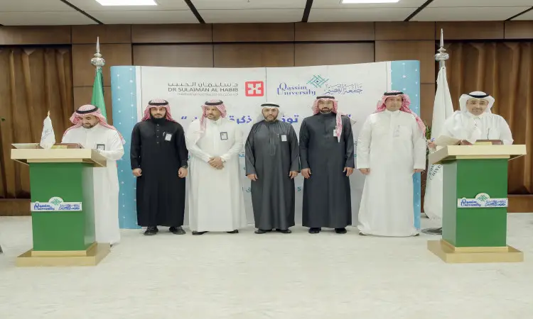 أتاك مجموعة من الرجال شماعاً أو غترة سعودية مع عقال وبشت سعودي إلى جانب بعض الرجال ببدلات نسائية على منصة تتوسطها منصتان للخطابة، أمام خلفية تحمل شعار التعاون بين مجموعة الدكتور سليمان الحبيب الطبية وجامعة القسيم، في إطار تعزيز المكثف المشترك بمجالي التدريب والتعليم.
