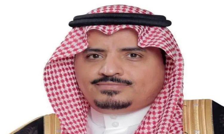 يرتدي الرجل الزي تقليدياً سعودياً، وشماغاً باللونين الأحمر والأبيض مع قالب أسود، بالإضافة إلى بشت سعودي أنيق. تظهر في الصورة البسيطة على خلفية سوداء، مجسداً روح يوم التأسيس والوطن في أبهى صورة عادية للأطفال في القصيم.