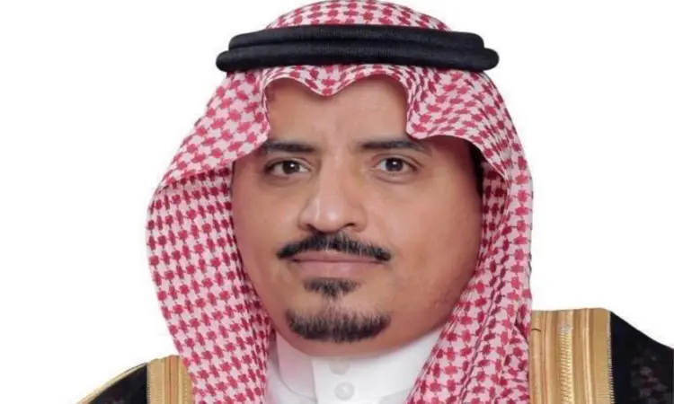 يرتدي الرجل شماغًا سعوديًا أحمر وأبيض، مع عقال، وبشت سعودي أسود مُطرّز بخيوط ذهبية، في إطلالة تعبّر عن الوحدة الوطنية، اتصال بفخر أمام خلفية سوداء بسيطة.