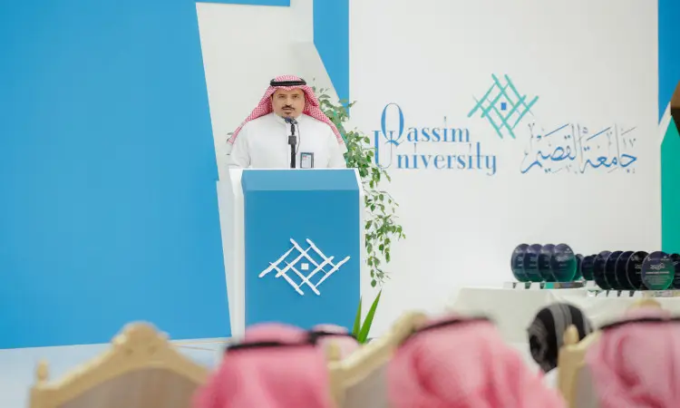 يظهر رجل الثوب الرسمي السعودي مع الشماغ والعقال والبشت، مشهورًا على المنصة خلال فعاليات المهنة المهنية في جامعة القصيم. تظهر في الصورة أدناه عدد من الحضور بالزي الوطني الذي يشمل الشماغ أو الغترة والعقال، والتي تم عرضها على طاولة الفرسان إلى فخر فخر إيران بمعلومات تكنولوجية.