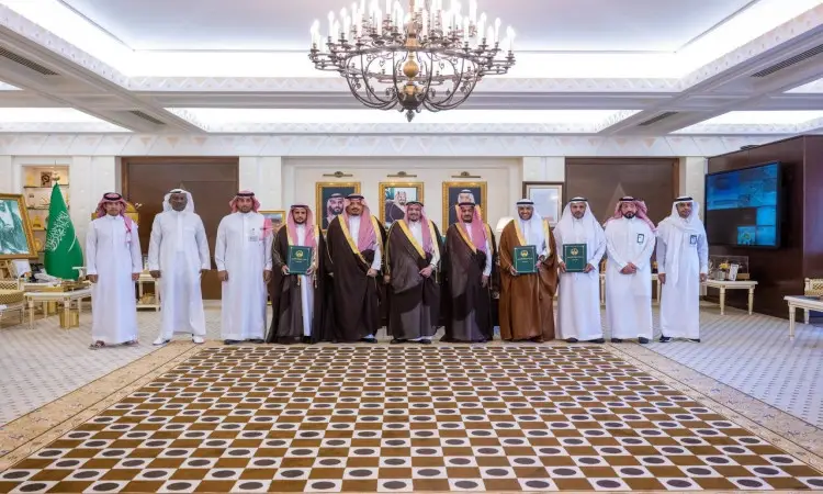 الاتصال مجموعة من الرجال بزيهم السعودي التقليدي، مرتدين الغترة أو الشماغ مع العقال والبشت السعودي، يتوسطهم سمو أمير منطقة القصيم، وذلك داخل قاعة الرجال. عصر لا يوجد سوى عناصر جديدة لا علاقة لها بذكرى تفاهم. وقد ترأست في الخلفية علم المملكة العربية السعودية وصورت قيادتها، بينما تتدلى من لوحة ثريا احتراما للمكان الرسمي.