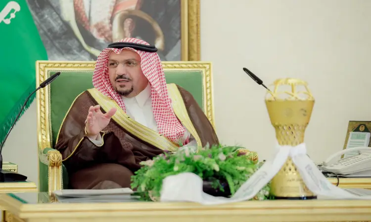 يرتدي الرجل غترة سعودية وعقالاً وبشتاً سعودياً، وربما يكون هو أمير منطقة القصيم، على كرسي مزخرف باللون الأخضر والذهبي. المهام التي يشير إليها، أثناء تواجده أمام بطولة كأس الاتحاد الرياضي. للبحث في المكان أعلام المملكة العربية السعودية مع لمحات من منتخب جامعة القصيم لكرة القدم.