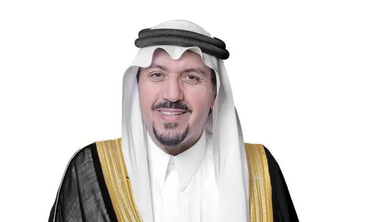 Dressed in a traditional dress, a black Saudi bisht embroidered with gold thread, as well as a black and white Saudi Ghutrah on the sky, the man smiles as he represents Qassim University in the open education competition. He is standing in front of a black background that represents patriotism and the university's official identity.
