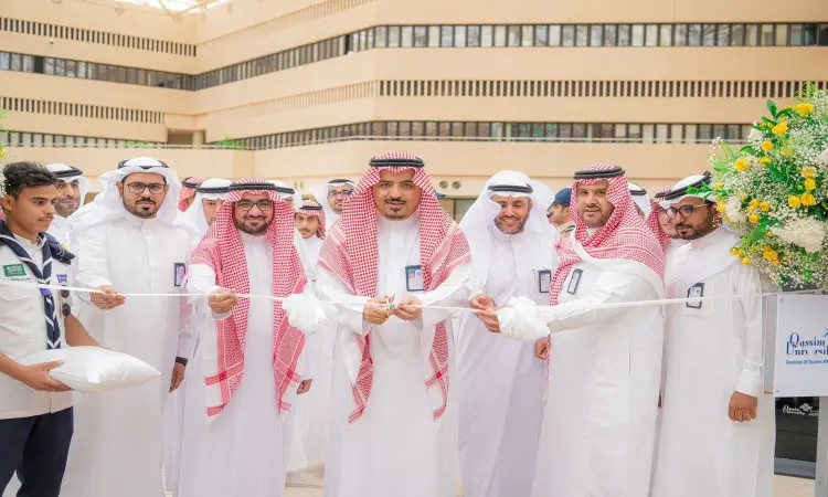 اصطفى جمعٌ من الرجال بزيهم الرسمي السعودي، مرتدين الغترة أو الشماغ مع العقال، ومرتدين البشوت السعودية، ولديهم بقص الشريط إيذانًا بافتتاح فعالية مهمة إلى التوعية. وأمسك التنسيقات بالمقصات بينما وقفت بلطفهم بحضورهم الرسمي، وذلك في ساحة خارجية يتوسطها تنسيق الزهراء جميل وبجانبها مباني الجامعة؛ لتجسد جدة جامعة القصيم في تنظيم مثل هذه الفعاليات الهادفة.