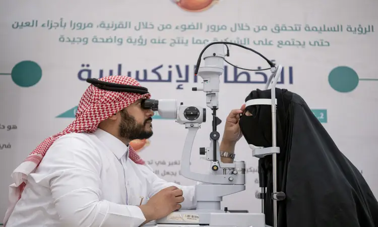 ويقوم بذلك بصريات رسمية ويرتدي الغترة والعقال والبشتاء السعودي بفحص عيون النساء يرتدين النقابات السوداء باستخدام الشقي، في إطار رعاية صحة العين والتوعية داخل العيادة بمرافق جامعة القصيم، مع وجود نص عربي في الخلفية يعبّر عن رسالة الجامعة واهتماماتها بشكل صحيح.
