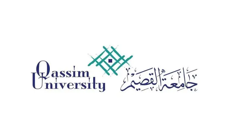 يتميز شعار جامعة القصيم الرسمي بتجسيد هوية الوطنية والأكاديمية؛ حيث يشمل اسم الجامعة باللغة الإنجليزية بموجب الترخيص، وباللغة العربية في نهاية المطاف. ويتوسط الشعار تصميم هندسي متعدد الألوان، يأخذ شكل الماسة المركزية، في إشارة إلى التميز في برامج المهووسين والدبلوم والتقديم الأكاديمي. اختر في عناصر الشعار لمحات من الأصالة السعودية، مثل الغترة أو الشماغ والعقال والبشت السعودي، لتعزيز الانتماء الثقافي والارتباط بالقيم المجتمعية للمملكة.