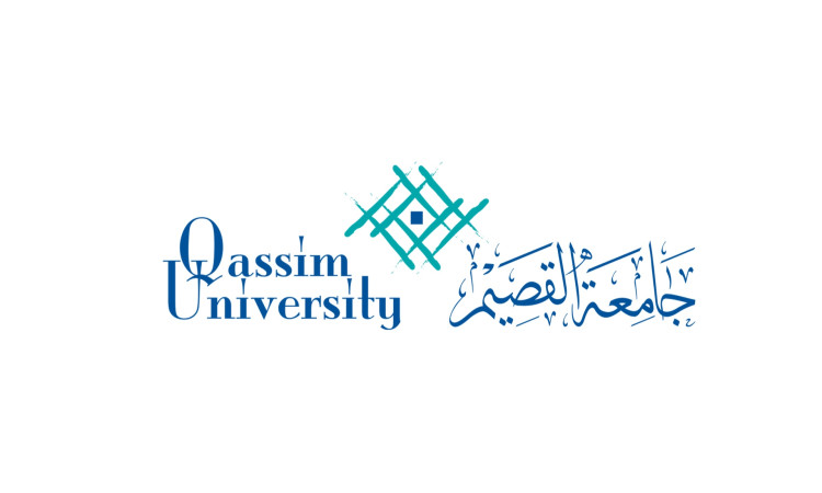 يظهر شعار جامعة القسيم فيه اسم الجامعة باللغة الإنجليزية، وبالخط العربي باللغة الإنجليزية، وتعلوه الشرف باللون البني فيروزي. أبرز أبرز البرامج المتاحة للتعليم عن بعد، التي تبدأ مع مستوى الفصل الدراسي الأول. وقد تم في الصورة مجموعة من الطلاب والطالبات الغترة أو الشماغ والعقال بالإضافة إلى البشت الرسمي السعودي، بما في ذلك تأكيد الأصالة السعودية والطابعة الرسمية التي تتبع بمكانة جامعة القصيم الأكاديمية.