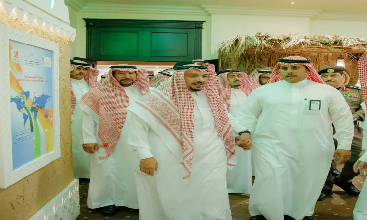 مجموعة من رجال الزي السعودي التقليدي، حيث يعيش الغترة السعودية البيضاء مع الشماغ الأحمر والعقال، بالإضافة إلى البشت السعودي السعودي. يمشون داخل معرض الجامعة خلال فعاليات كرنفال بريدة للتمور، بجوار جدار مزدان للزينة. كما يظهر في المكان هيكل ملون وهيكل من السعف، ما يضفي إلى التراثية على الفعالية التي تحتضنها جامعة القصيم.