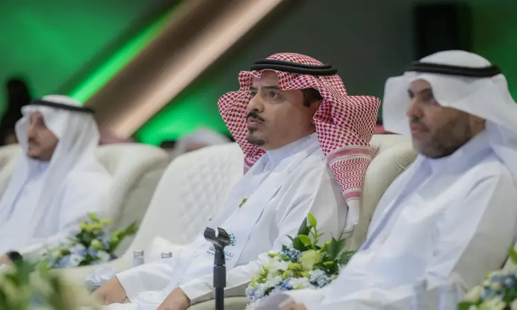 ضبط ثلاثة رجال ينتظرون الغترة أو الشماغ السعودي مع العقال والبشتاء السعودي على كراسٍ أسود في ملابس داخلية جيدة، وتؤكدهم تنسيقة زهرة، بينما يضيء الخلفية باللون الأخضر. ولقد شهد هذا العمق التاريخي للمملكة وأهمية دارة الملك عبدالعزيز، في المشهد التالي بمكانة جامعة القصيم وعراقتها.