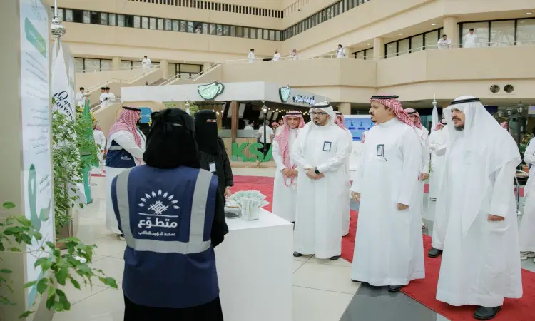 حضر من الرجال الحاضرين الغترة أو الشماغ والعقال، بالإضافة إلى البشت السعودي التقليدي، جناح معرض الصحة النفسية المقام في إحدى القاعات الداخلية في القصيم. وقد تبادل الزوار الحديث مع إحدى المتطوعات التي كانت ترتدي سترة كوتيب عليها "متطوع" باللغة العربية. وتتميز بخصائصها المميزة لللافتات والنباتات التي تبرز الاحتفاء باليوم الصحي النفسي العالمي.