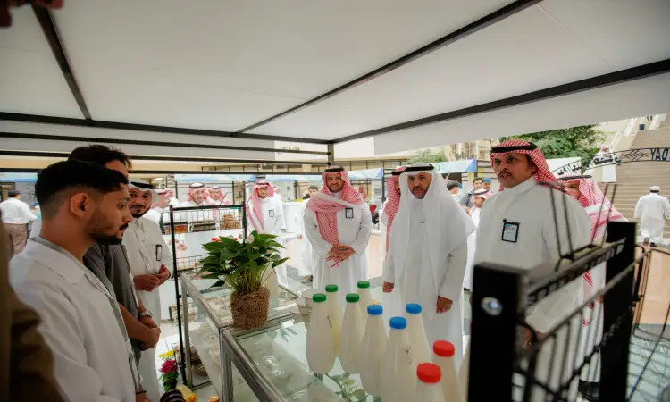 A group of men wearing the Saudi Ghutra or Shemagh with Egal and Saudi Bisht, along with a number of shortcutters holding news influencers, contacted a milk cooperative and a plant grown at Assyst, as part of an indoor exhibition held on the occasion of Food Day at Qassim University to highlight the benefits of organic food.