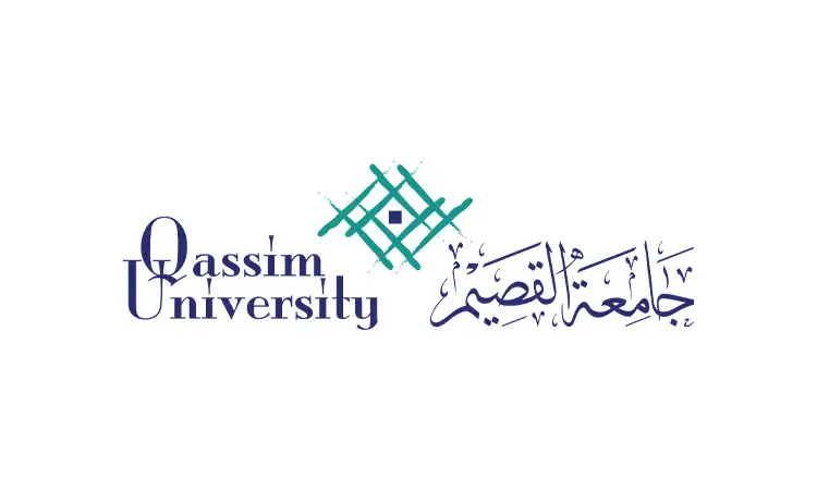 تحمل الصورة شعار جامعة القصيم، ويبرز فيه اسم الجامعة باللغتين العربية والإنجليزية، بالإضافة إلى تصميم هندسي أزرق داكن يتوسط الشعار في الأعلى. يحمل هذا الشعار اسمًا محليًا للجامعة، مع تسليط الضوء على الكلية التطبيقية والدلوم الصحي الذي يوفر الجـامعة. يلاحظ في الصورة جزء من الأناقة والرسمية المتميزة بالزي السعودي التقليدي، والذي يتميز بارتداء البشت السعودي فوق الثوب الأبيض مع وضع الشماغ أو الغترة والعقال على الرأس. النص العربي المكتوب في الشعار هو "جامعة القصيم".