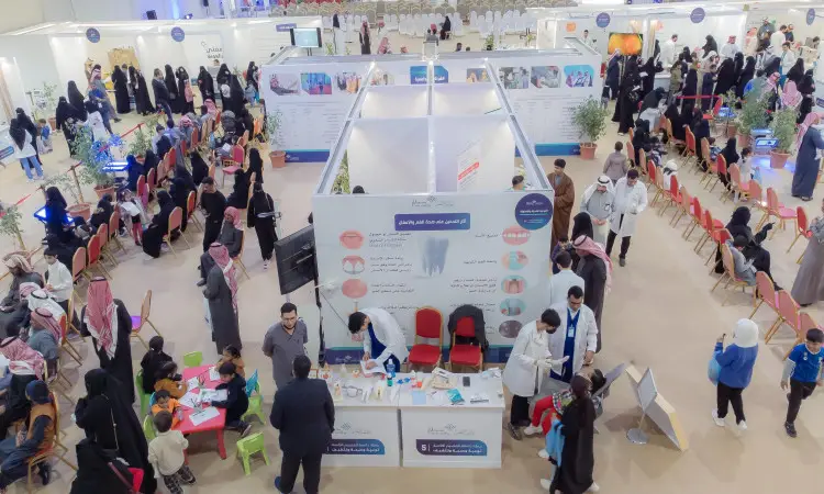 The Mudkhana Center witnessed the movement of lawyers during the health attendance held as part of the "Awareness and Education" campaign under the generous patronage of His Highness the Emir of Qassim, where attendees flocked in their official attire of Ghattar or Shemagh with the Saudi aqal and bisht, in addition to the oral and dental health awareness pavilions. Health staff from Qassim University - in their white coats - will provide guidance to hybrid men and women through informative presentations and specialized educational platforms.