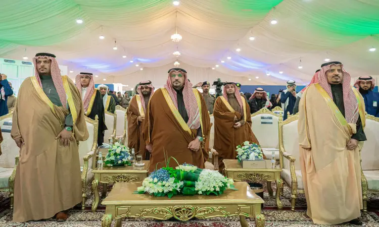 الاتصال مجموعة من الرجال السعوديين بلباسهم الأصلي، حيث تأكد الغترة أو الشماغ مع الرجال الرجال والبشت السعودي، داخل خيمة مزخرفة تتدلى منها المصباح، مما يؤكد بوضوح مميزة. وتهدف هذه التجمعات إلى نظمها التعليمية في جامعة القصيم، ويساهم في إشراكها باثنين من حملات التوعية والتثقيف الصحي أو ضمن إطار برنامج التنوع التنموي.