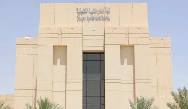 كلت بناء جديد أبيض اللون، تتخلله زيادة في النوافذ ونوافذ كبيرة، خلف مجموعة من سكان النخيل. تعلو المبنى لوحة تحمل اسم "كلية العلوم الطبية التطبيقية". يظهر في محيط العناصر عناصرٌ حاضر الثوب السعودي مع شماغ أو غترة وعقال، وبعضهم يضع البشت السعودي في رؤية أطفال تليق بأجواء جامعة القصيم. ويضفي صفاء السماء اقرأاً من الأبهة على روعة التطورات التكنولوجية للمبنى.
