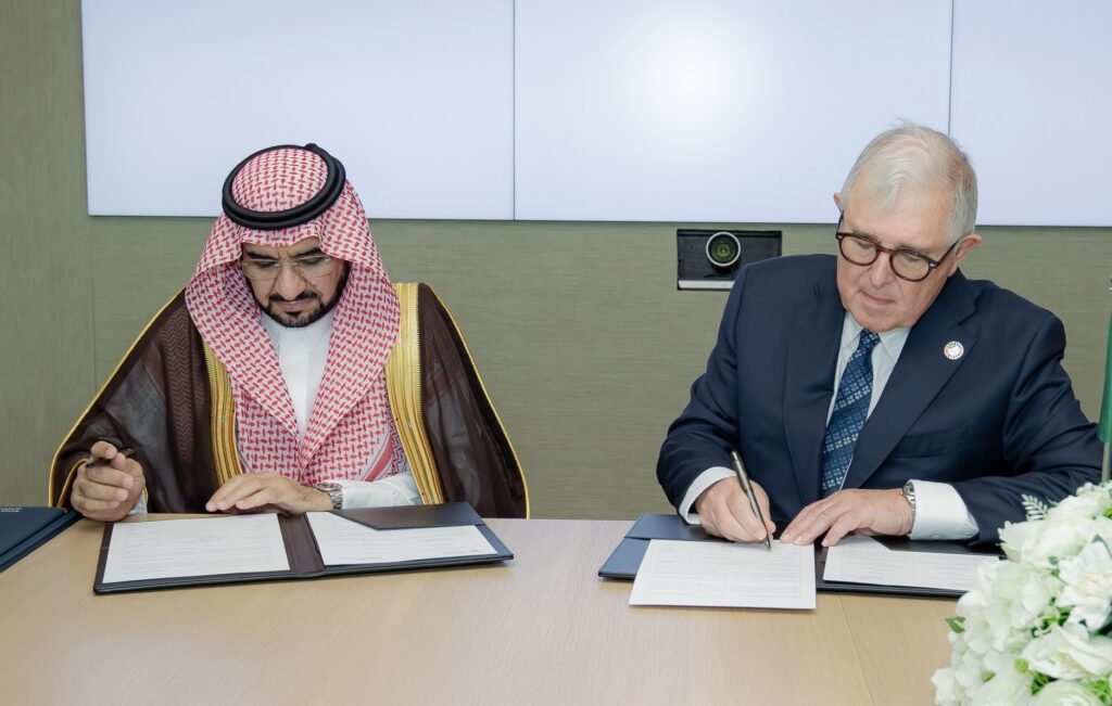يظهر في الرجل الصورةتان بزي رسمي، يجب أن يرتدي شماغاً سعودياً عادة يرتدي بدلة للعمل، يجلسان إلى طاولة ويوقعتان مستندات للعمل أمامهما، ويضطر إلى العمل بالقلم وينظر باهتمام إلى الأوراق التي يقومان بتوقيعها.