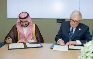 يظهر في الرجل الصورةتان بزي رسمي، يجب أن يرتدي شماغاً سعودياً عادة يرتدي بدلة للعمل، يجلسان إلى طاولة ويوقعتان مستندات للعمل أمامهما، ويضطر إلى العمل بالقلم وينظر باهتمام إلى الأوراق التي يقومان بتوقيعها.