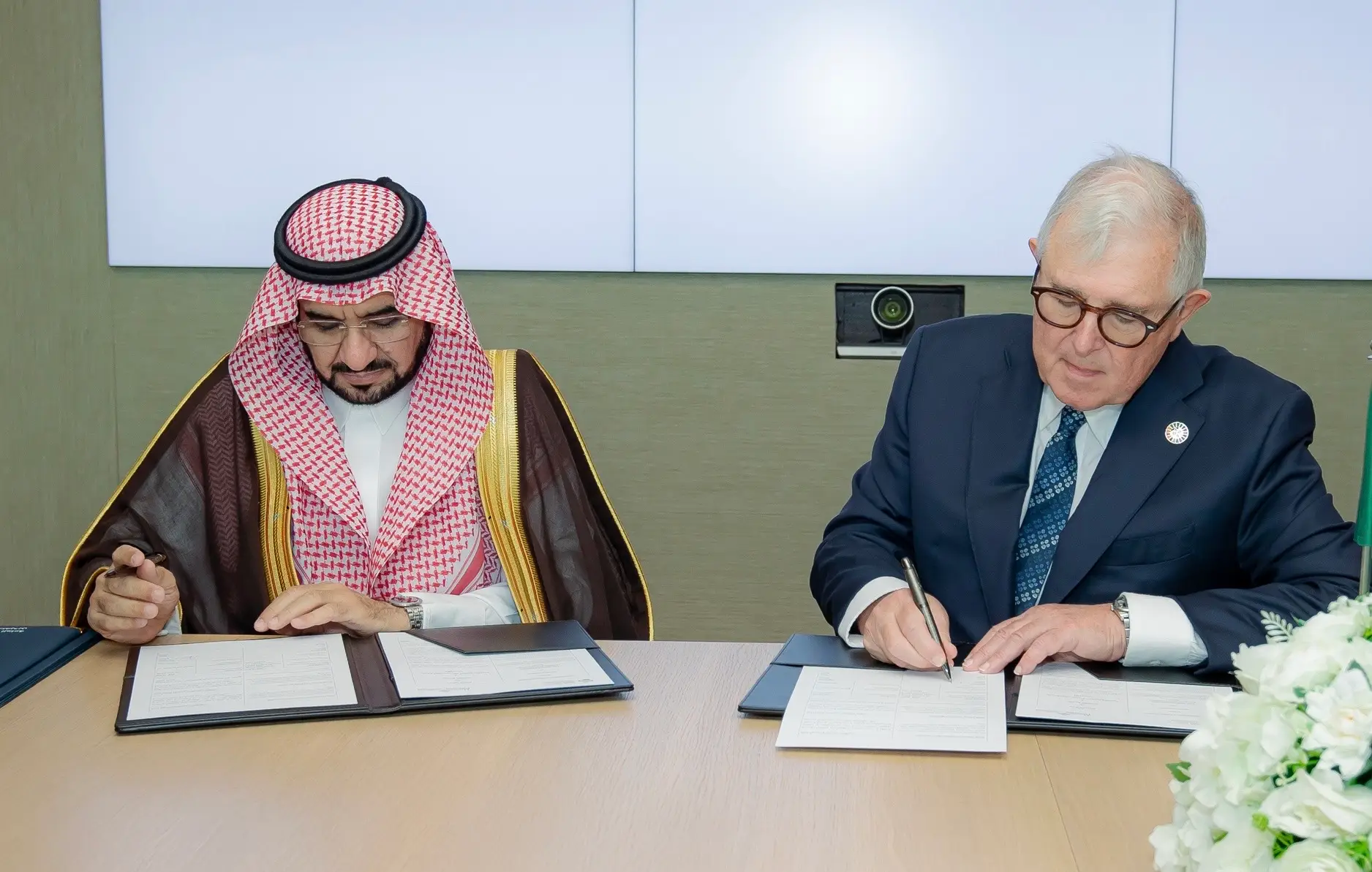 يظهر في الرجل الصورةتان بزي رسمي، يجب أن يرتدي شماغاً سعودياً عادة يرتدي بدلة للعمل، يجلسان إلى طاولة ويوقعتان مستندات للعمل أمامهما، ويضطر إلى العمل بالقلم وينظر باهتمام إلى الأوراق التي يقومان بتوقيعها.