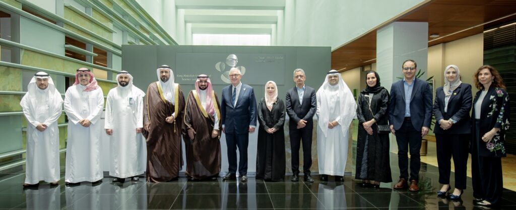 اتصل بـ ثلاثة ملابس شخصية، من الرجال، ب تشمل الثياب والبِشْت والشماغ أو الغترة السعودية بالإضافة إلى بزات الغربية الرسمية، مصطفين في صف وصورة جماعية داخل مبنى حديث في جامعة القصيم.